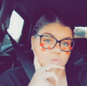 Meet your Posher, Chloe